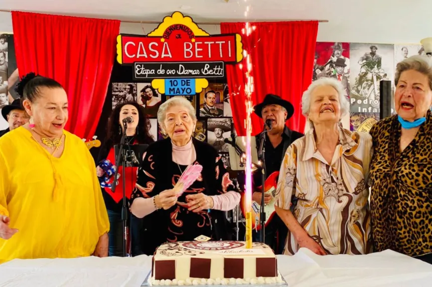 Con regalos, pastel, música en vivo y la mejor actitud, celebramos a varias mamás de México con motivo del 10 de mayo. Esta es la magia de la campaña “Amor a Mamá"