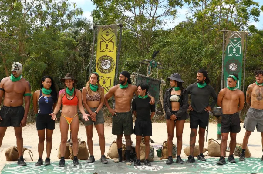 Halcones escuchan atentos las indicaciones.