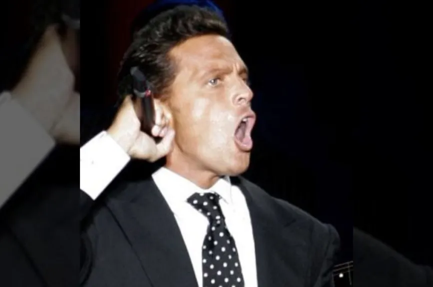 Luis Miguel señalando.jpg