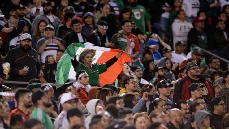 Una aficionada del futbol sostiene una bandera de México en el estadio SDCCU el 22 de marzo del 2019. Imagen: Reuters
