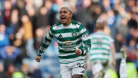 Julián Araujo conquista a fans del Celtic de Glasgow