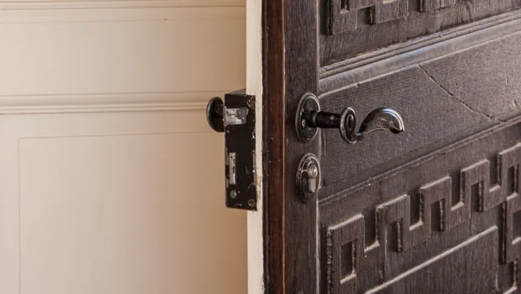 El truco para componer tu puerta de madera y dejarla como nueva