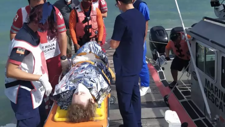 semar evacua mujer quintana roo .jpg