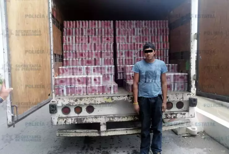 Policías detuvieron a un joven por no acreditar la legal posesión de 5 mil 424 latas de cerveza que transportaba en una camioneta en Ecatepec..jpg
