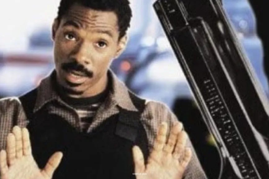 Te contamos por qué a Eddie Murphy lo atraparon con una chica trans y qué hacía con ella. (Escenas de la película ‘El negociador’ por Azteca 7)