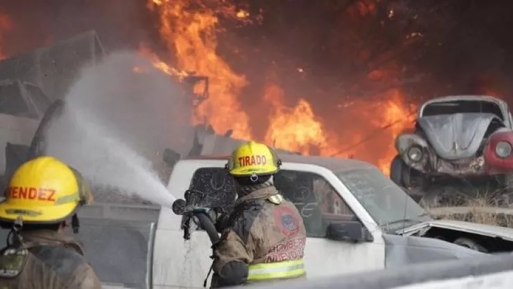 controlan-incendio-carmen-consumen-800-vehiculos-nuevo-leon.jpg