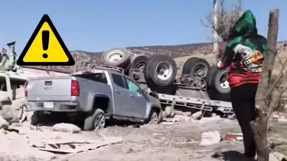 Aparatosa volcadura deja una camioneta y un tráiler volcado en Chinampas, Jalisco (VIDEO)