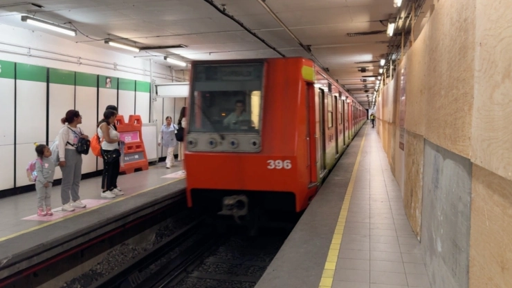 Anden de estación Bellas Artes de la Línea 8 del Metro CDMX.
