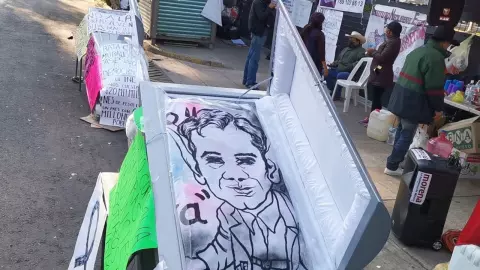 Continúa manifestación en INE