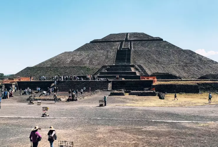 Turista subió a la Pirámide de la Luna en Teotihuacán y fue abucheado