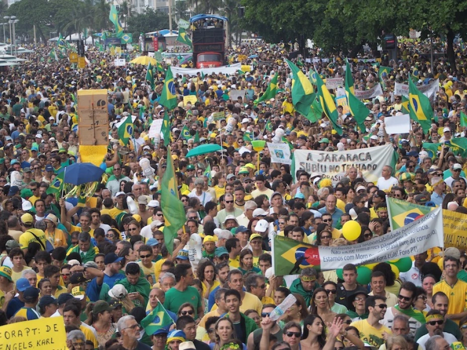 BRASILEÑOS PROTESTAN CONTRA GOBIERNO DE ROUSSEFF