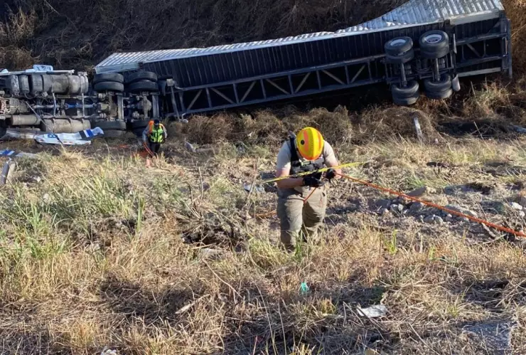 Tráiler cae 30 metros de un barranco en la autopista Jalostotitlán-Lagos de Moreno