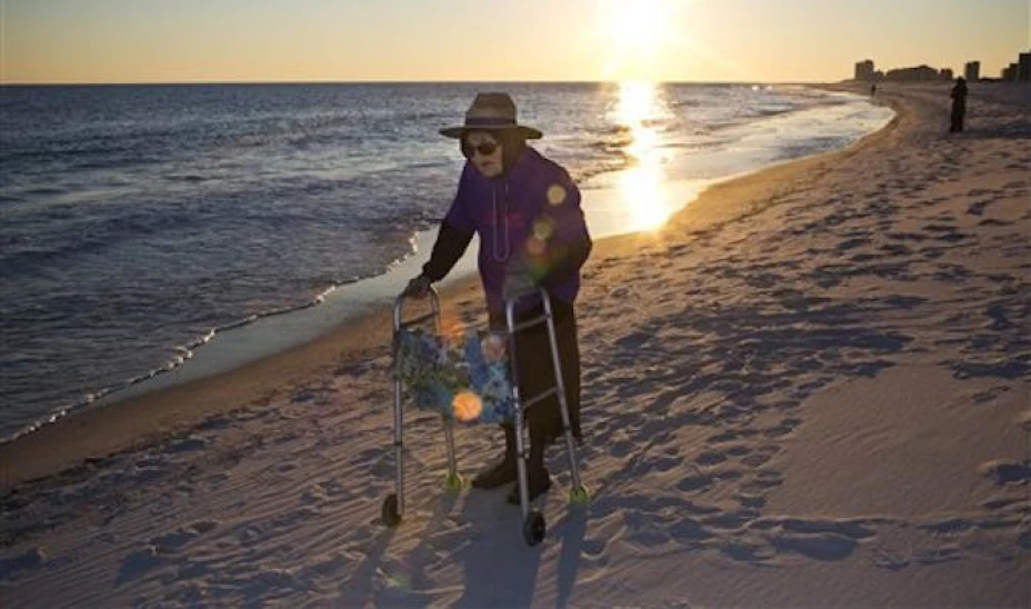 Holt sonrió y rió mientras las aguas del Golfo tocaban sus pies por primera vez