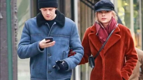 ¿Quién es Joe Alwyn, el exnovio de Taylor Swift viral en redes?