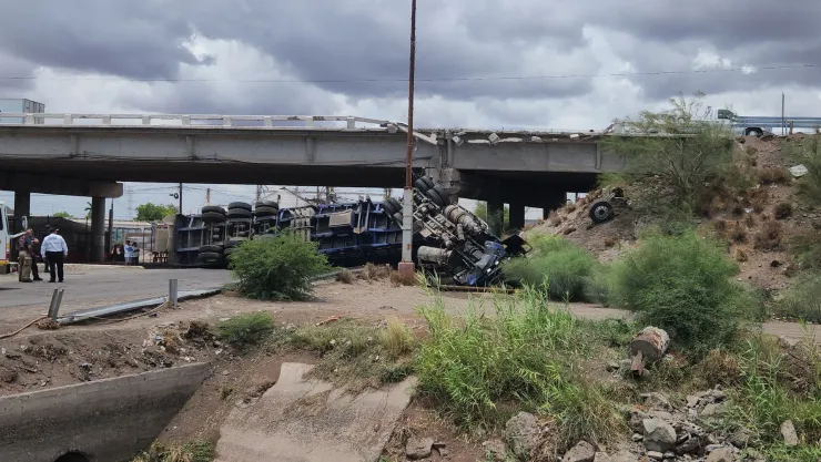 Volcadura de tráiler en Los Mochis