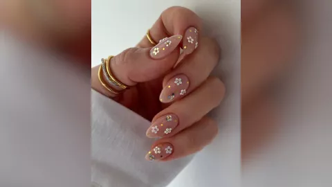 uñas con piedras de colores Semana Santa 2026