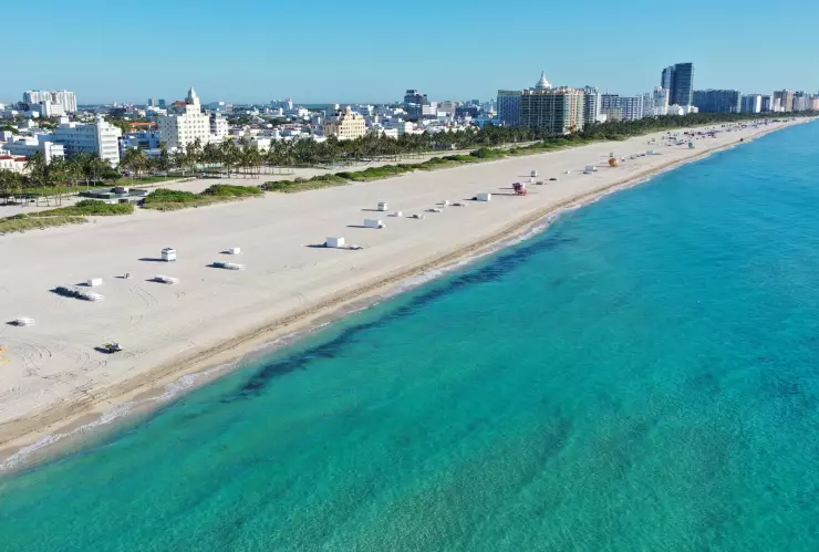 Vista aérea de la arena y el mar de South Beach. De fondo, los edificios.