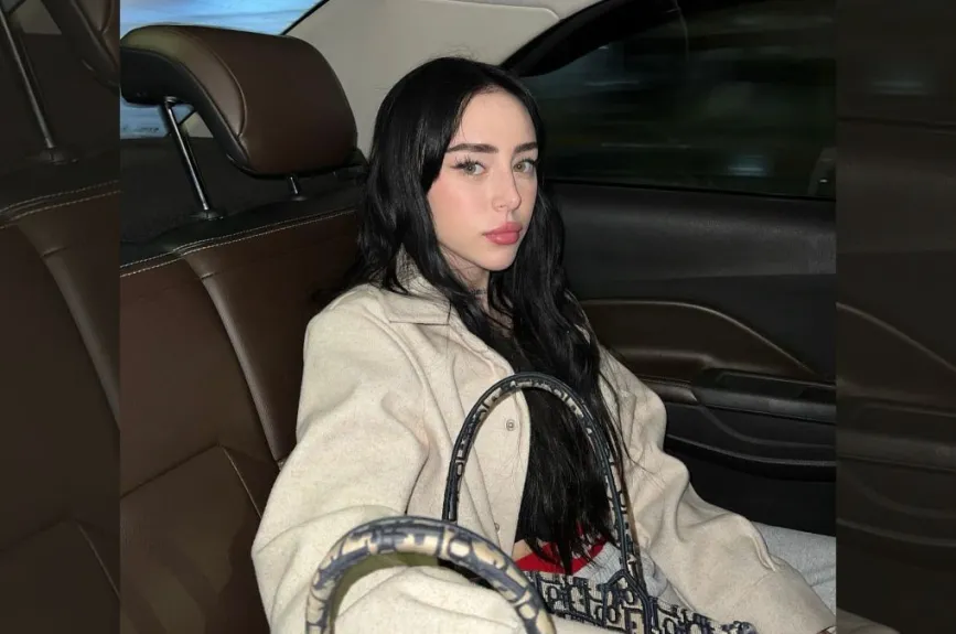 Nicki en el auto.jpg