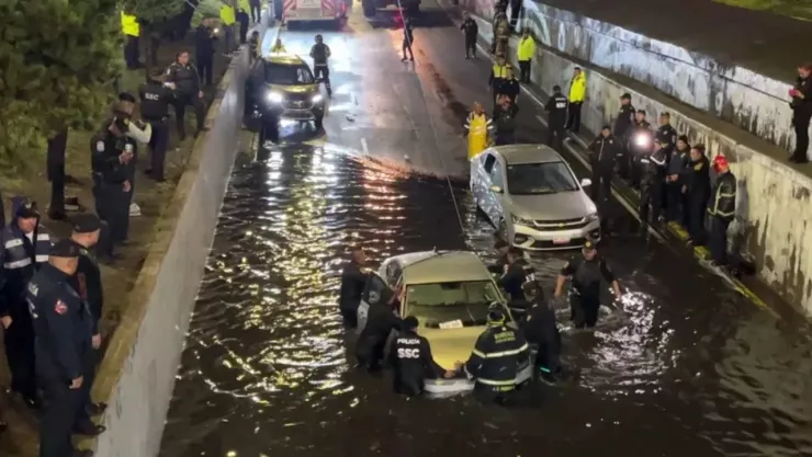 coche inundado en viaducto cdmx
