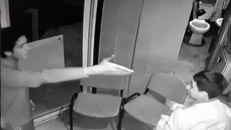 VIDEO_ Por pedirle identificación, joven golpeó a un vigilante en Puebla