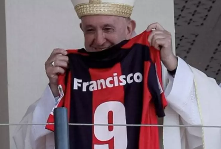 Papa Francisco con la playera del club San Lorenzo.jpeg