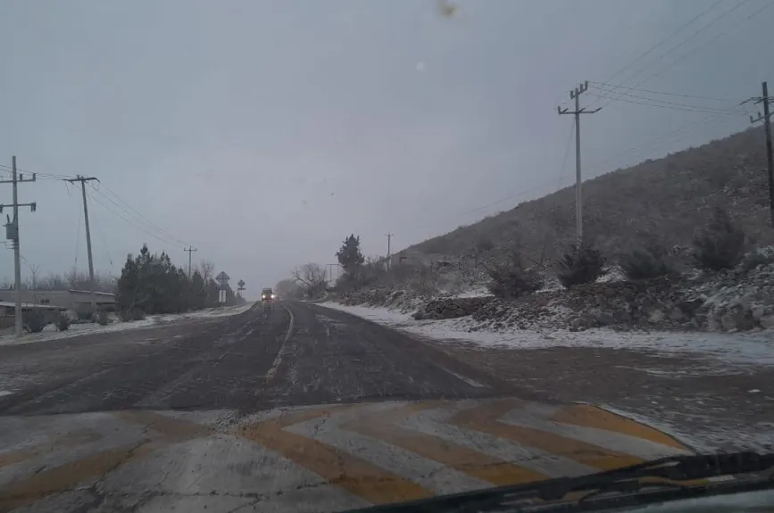 Nieve en Chihuahua provoca el cierre de carreteras al cubrir de blanco diferentes puentos de la ciudad.