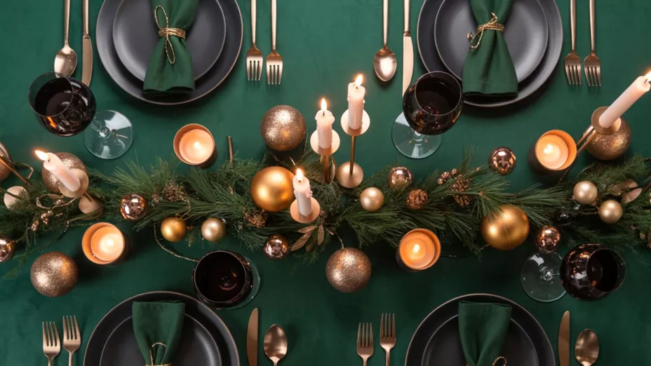 Si quieres verte sofisticado, los manteles navideños de colores intensos pueden ser tus aliados.