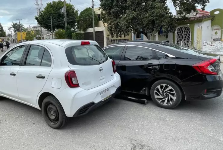Se reporta FUERTE CHOQUE entre dos autos en Campeche; ¿hay heridos?