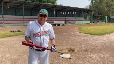 AMLO publicó un video en donde se le apreció practicando beisbol