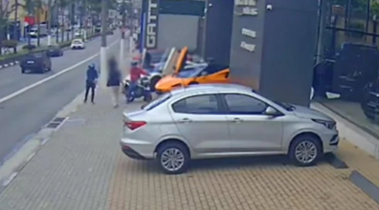 Doble asalto en Brasil: captan robo a peatón y a dueño de auto deportivo (VIDEO)