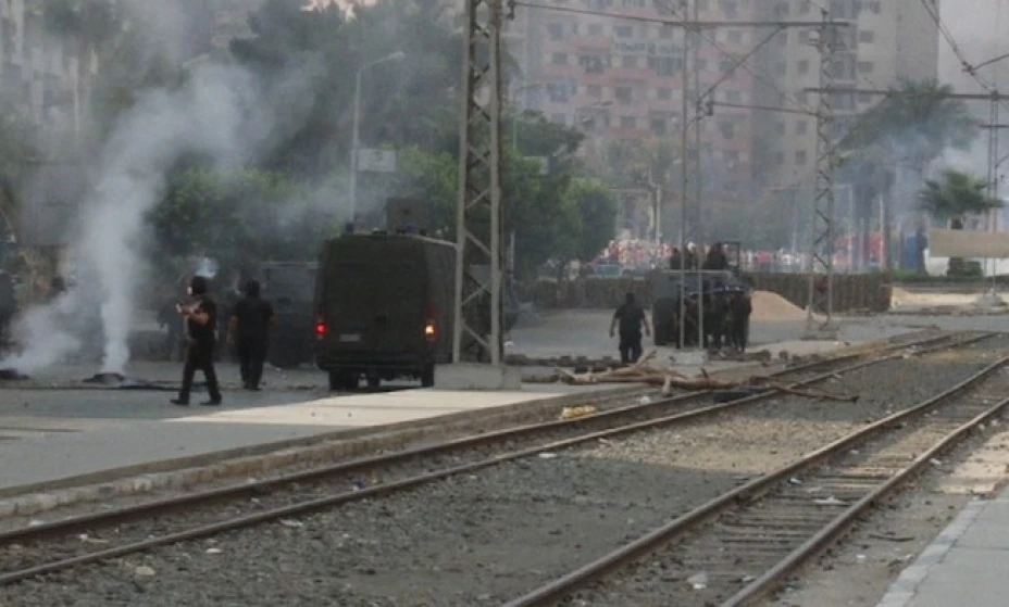 Fuerzas de seguridad egipcias desalojan un campamento de partidarios del ex presidente Mohammed Morsi en El Cairo