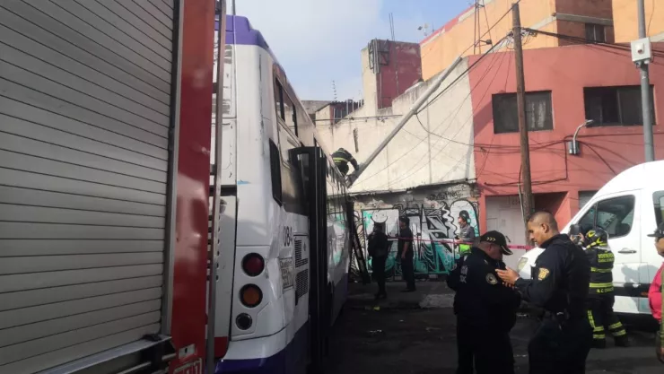 Fuerte accidente en CDMX: Tráiler choca con camión de pasajeros lleno de estudiantes