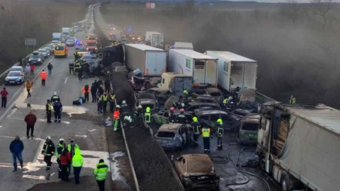 Choque de más d 40 autos en Hungría