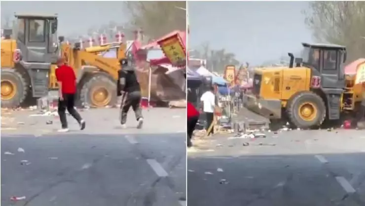 ¡Imágenes Fuertes! Excavadora fuera de control aplasta a varias personas en un mercado