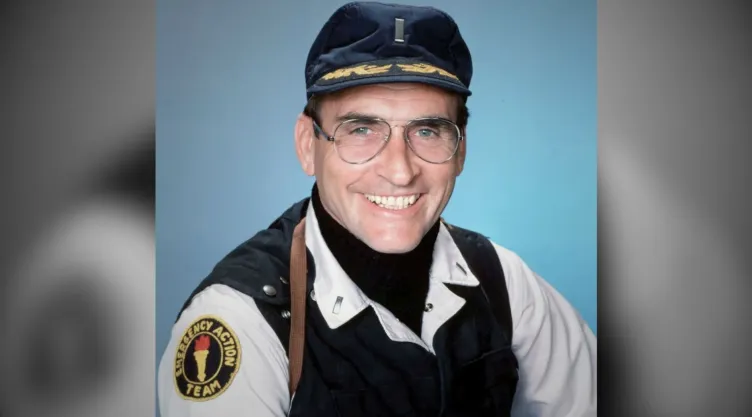 Muere actor James B. Sikking.jpg