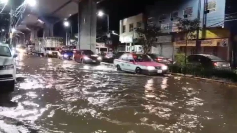 Lluvias del 25 de julio causan encharcamientos y caos vial en CDMX. Alerta por descargas eléctricas en el sur. Evita bajopuentes y cruces anegados.