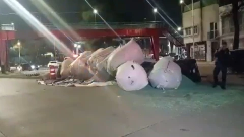 Volcadura de tráiler en Benito Juárez provoca cierre de calles y sin lesionados.