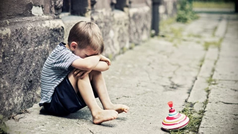 Joven le dio dinero a un niño de la calle en CDMX y enfureció al verlo caminar: “Me duele”