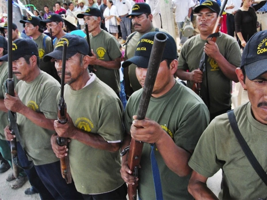 La Coordinadora Regional de Autoridades Comunitarias en Tixtla, liberaron a 10 policías que mantenían retenidos, por la desaparición de 2 jóvenes