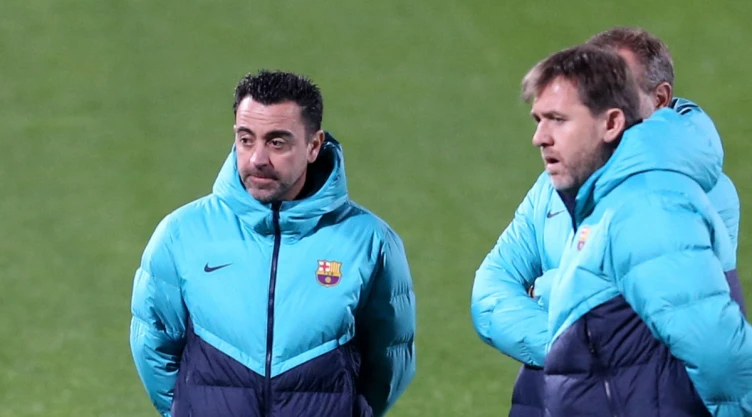 Xavi Hernández con su cuerpo técnico del Barcelona