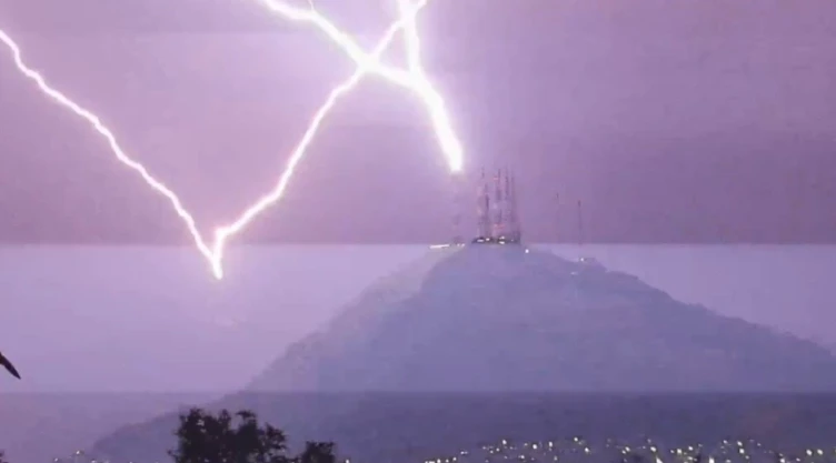 Rayo ilumina el cielo de CDMX durante tormenta; su estruendo se escuchó en varios puntos de la capital (VIDEO)