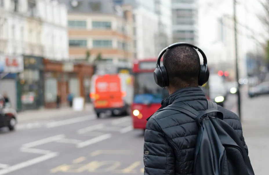 Joven audifonos salud auditiva ONU.jpg