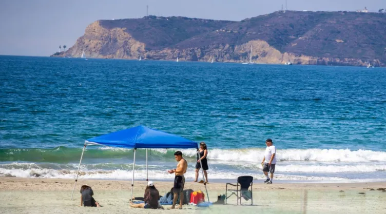 Unas personas pasan la tarde en Coronado Beach, California.