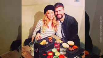 Shakira y Pique comiendo.jpg