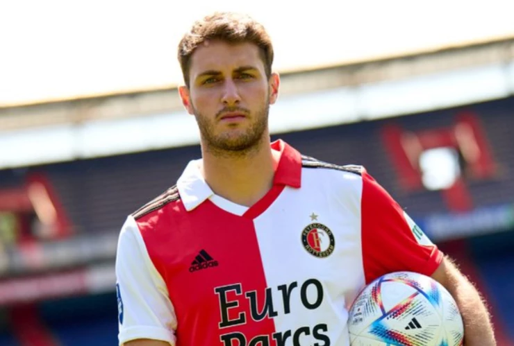 Santiago Giménez con la camiseta del Feyenoord
