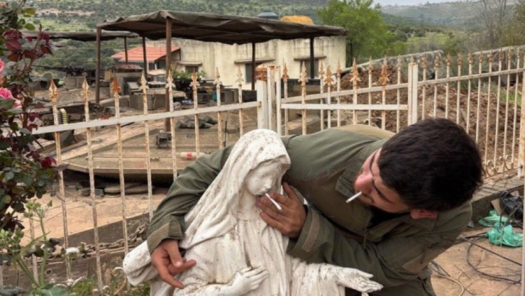 Soldado de Israel provoca polémica religiosa tras posar con cigarro junto a estatua de la Virgen María en Líbano