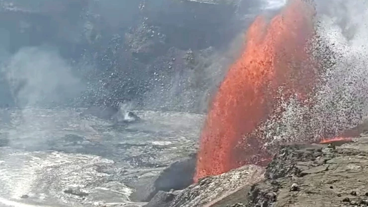 El volcán Kilauea de Hawái expulsa lava a unos 100 metros de altura
