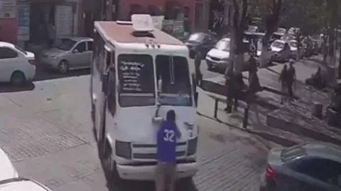 VIDEO Chofer se lleva a automovilista colgado en el cofre de camión