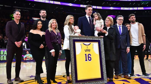 Los Lakers retiran la camiseta y el número de Paul Gasol