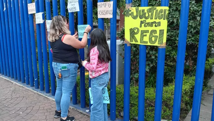 Mamá de Regina en plena manifestación de su muerte; acusa negligencia del hospital.